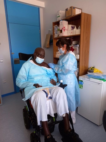 Un equipo multidisciplinar del Hospital Virgen de las Nieves de Granada logra salvar la vida a un paciente senegalés residente en Almería tratado durante dos años de una grave lesión medular (JUNTA DE ANDALUCÍA) Un equipo multidisciplinar del Hospital Virgen de las Nieves de Granada logra salvar la vida a un paciente senegalés residente en Almería tratado durante dos años de una grave lesión medular (JUNTA DE ANDALUCÍA)