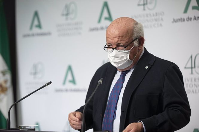 El consejero de Salud y Familias, Jesús Aguirre, durante su intervención en la rueda de prensa (MARÍA JOSÉ LÓPEZ / EUROPA PRESS)
