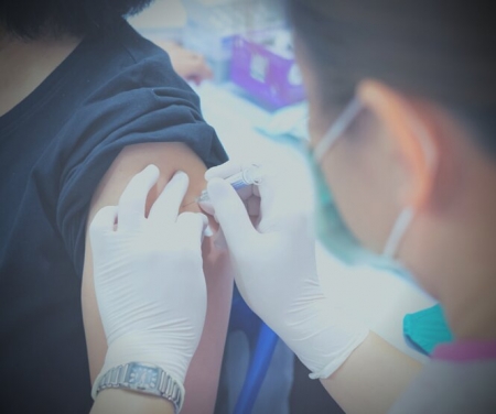Imagen de recurso de una mujer recibiendo una dosis de la vacuna contra el COVID-19 (UGR) Imagen de recurso de una mujer recibiendo una dosis de la vacuna contra el COVID-19 (UGR)