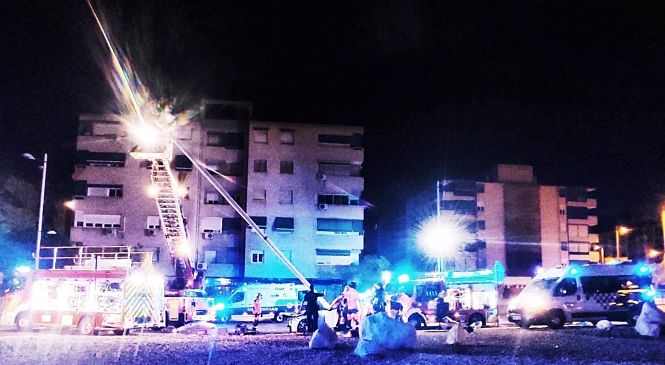 Actuación policial y de Bomberos tras un accidente junto a la rotonda del Helicóptero (POLICÍA LOCAL) 