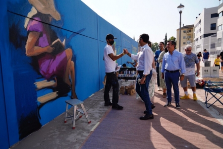 El Alcalde ha visitado el muro que están pintando (AYTO. GRANADA) El Alcalde ha visitado el muro que están pintando (AYTO. GRANADA)