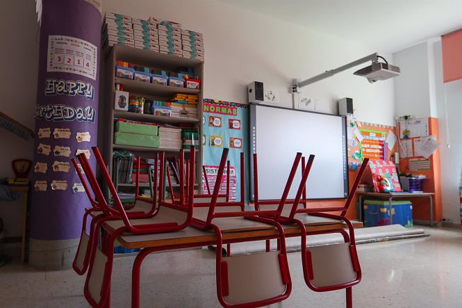 Mesas y sillas recogidas en un aula (IVÁN TERRÓN - EUROPA PRESS) 