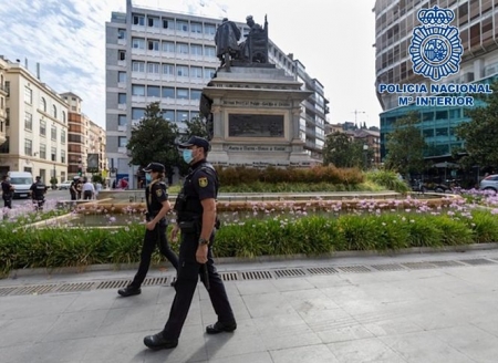 Agentes de la Policía Nacional por el centro de Granada (POLICÍA NACIONAL) 