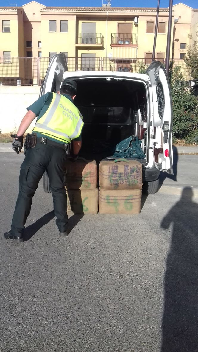Un agente con el hachís incautado (GUARDIA CIVIL) 