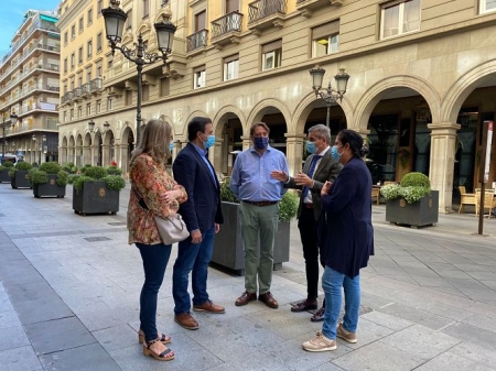César Díaz en una reunión mantenida con los vecinos de Ganivet (PP)