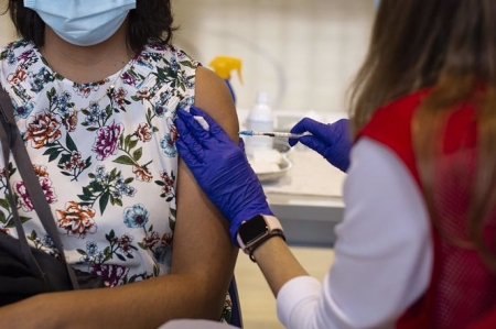 Una voluntaria administra una dosis de la vacuna contra el Covid-19 (ALEJANDRO MARTÍNEZ VÉLEZ - EUROPA PRESS) 
