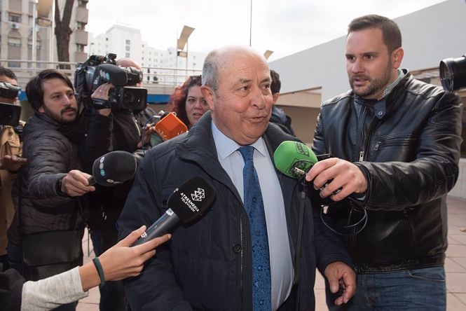 El exalcalde de Granada José Torres Hurtado llega a los juzgados para declarar por el caso Serrallo, del que salió absuelto (EUROPA PRESS/ÁLEX CÁMARA) 