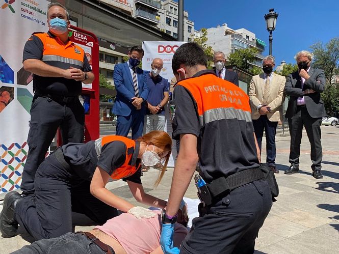 Simulacro durante la inauguración de los desfibriladoras instalados en Granada (AYUNTAMIENTO DE GRANADA) 