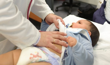 Un lactante en la consulta del pediatra (JUNTA) Un lactante en la consulta del pediatra (JUNTA)