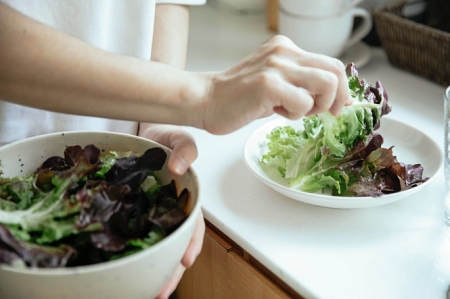 Imagen de recurso de una persona preparando una ensalada (UGR)