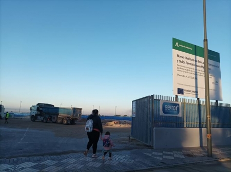 Madre e hija observan el inicio de las obras del nuevo instituto de Maracena (AYTO. MARACENA) Madre e hija observan el inicio de las obras del nuevo instituto de Maracena (AYTO. MARACENA)