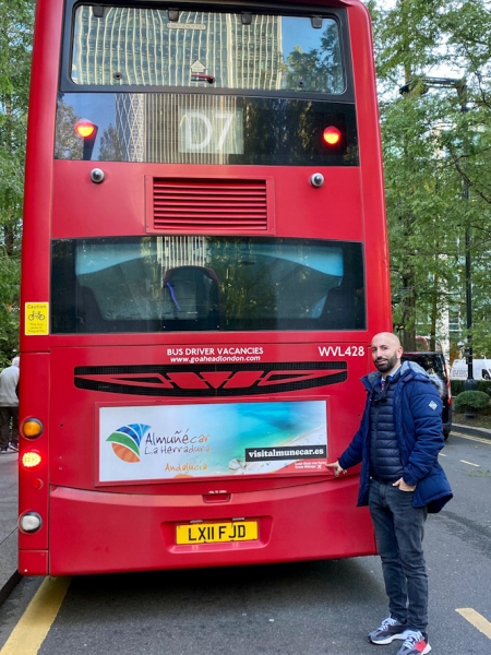 El concejal de turismo junto a uno de los autobuses londinenses (AYTO. ALMUÑÉCAR)