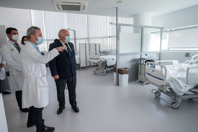 Visita de Jesús Aguirre a la unidad de Ictus (JUNTA)