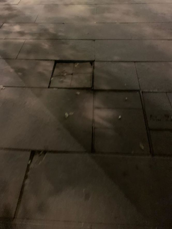 Estado de las baldosas en Avenida de la Constitución (VOX)