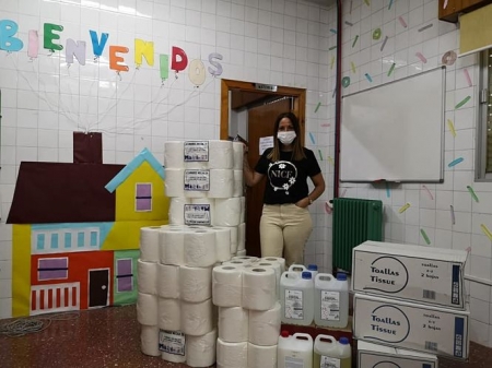 La concejala de Educación entrega el material en uno de los colegios de Vegas (AYTO. VEGAS DEL GENIL) La concejala de Educación entrega el material en uno de los colegios de Vegas (AYTO. VEGAS DEL GENIL)