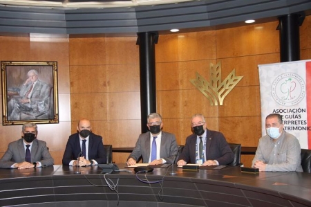 Caja Rural firma un convenio con la Asociación de Guías Turísticos (CAJA RURAL) Caja Rural firma un convenio con la Asociación de Guías Turísticos (CAJA RURAL)