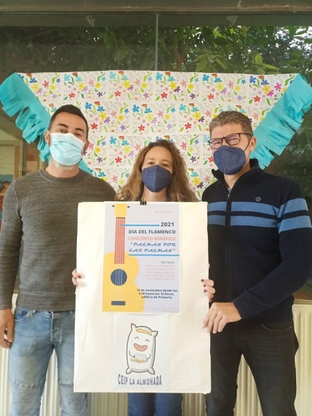 los organizadores de `Palmas por La Palma` posan con el cartel del evento (AYTO. VEGAS DEL GENIL) los organizadores de `Palmas por La Palma` posan con el cartel del evento (AYTO. VEGAS DEL GENIL)
