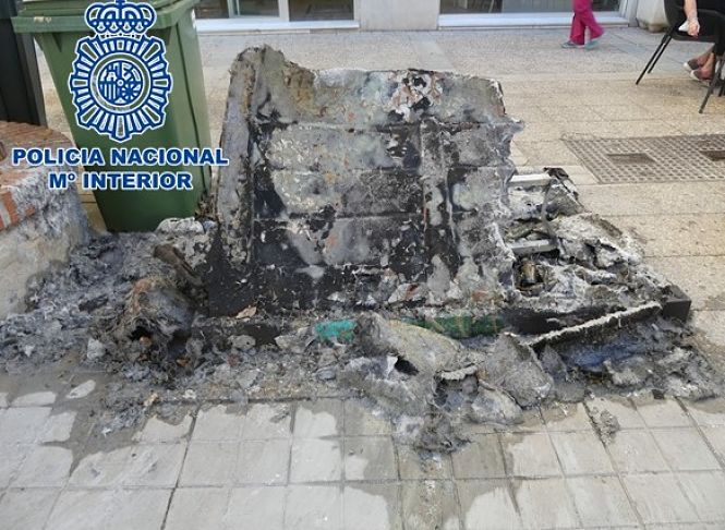Imagen de uno de los contenedores quemados (POLICIA NACIONAL)