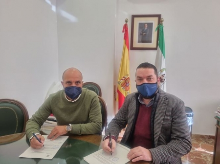 El alcalde de Otura, Nazario Montes, y el gerente de Sport Automoción GR, Miguel Ángel García Castillo, durante la firma del convenio (AYTO. OTURA) 