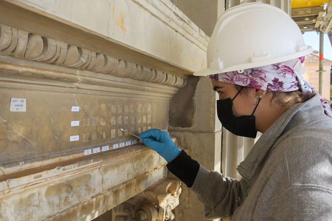 Trabajos de restauración en una de las portadas del Palacio de Carlos V (PATRONATO DE LA ALHAMBRA)