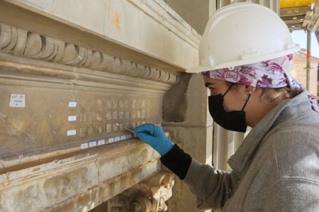 Trabajos de restauración en una de las portadas del Palacio de Carlos V (PATRONATO DE LA ALHAMBRA)