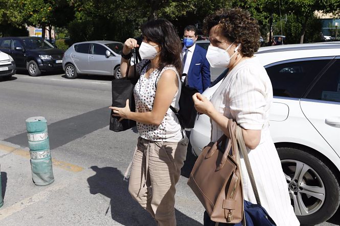 Juana Rivas, acudiendo al Centro de Inserción Social Matilde Cantos en Granada capital acompañada de sus abogados para entregarse voluntariamente en prisión (ÁLEX CÁMARA/ EUROPA PRESS)