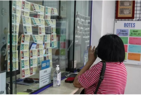 Una mujer compra lotería en una administración (IVÁN TERRÓN - EUROPA PRESS) Una mujer compra lotería en una administración (IVÁN TERRÓN - EUROPA PRESS)