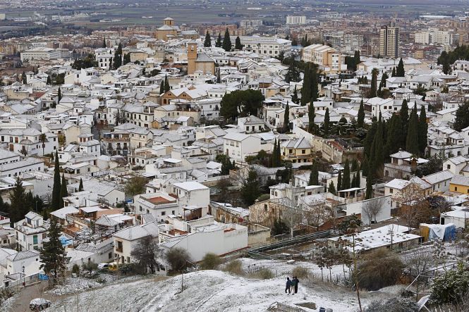 Pequeña nevada en la capital. En la imagen, la zona alta del Albaicin junto a San Miguel Alto (ÁLEX CÁMARA - EUROPA PRESS) 