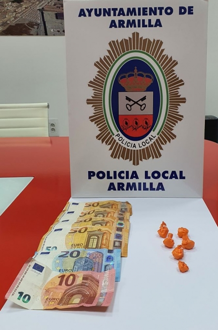 Imagen del dinero y la Cocaina incautada (AYTO. ARMILLA) Imagen del dinero y la Cocaina incautada (AYTO. ARMILLA)