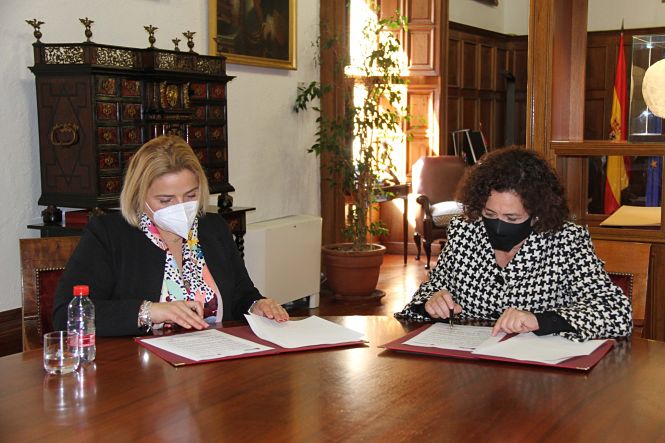 Imagen de la firma del convenio (UGR)