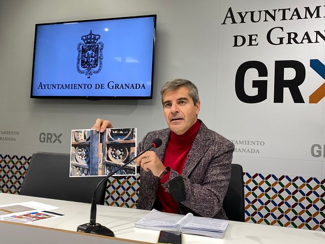 César Díaz muestra la imagen de la puerta de la Subdelegación cerrada (PP)