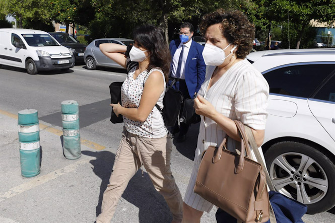 Juana Rivas acude al Centro de Inserción Social Matilde Cantos en Granada capital acompañada de sus abogados para entregarse voluntariamente (ÁLEX CAMARA-EUROPA PRESS)