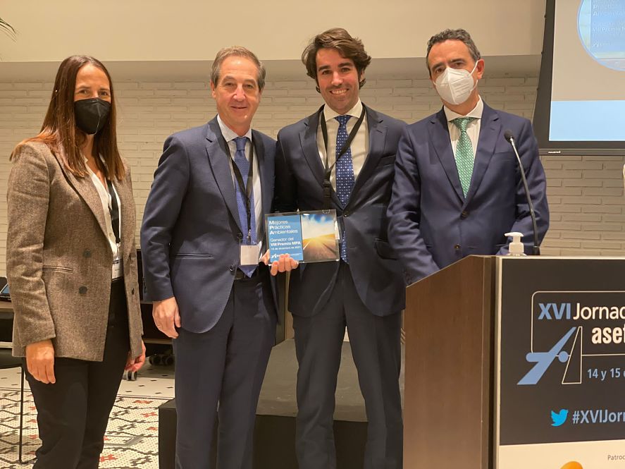 Los profesores de la Universidad y directores de LabIC.UGR, Mª Carmen Rubio y Fernando Moreno, y el director general de Infraestructuras, Enrique Catalina, durante el acto de entrega del premio (UGR)