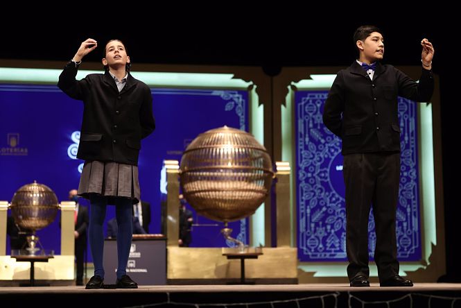 Dos de los niños de la residencia de San Ildefonso cantan uno de los quintos premios (EDUARDO PARRA / EUROPA PRESS)