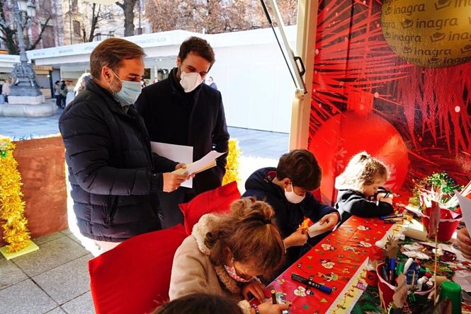 Taller navideño de reciclaje para niños instalado en la Plaza de Bib-Rambla de Granada (AYUNTAMIENTO DE GRANADA) 