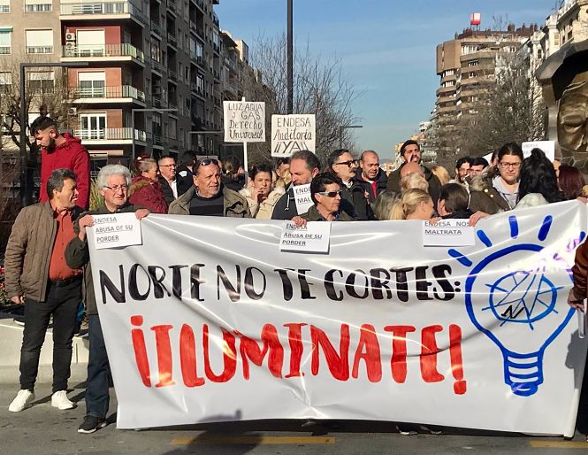 Manifestación contra los cortes de luz en la zona Norte de Granada (EUROPA PRESS)