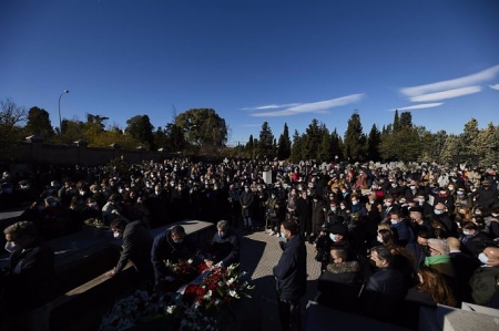 Decenas de personas asisten al entierro de la escritora Almudena Grandes en el Cementerio Civil (JESÚS HELLÍN - EUROPA PRESS) 
