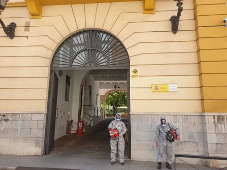 Miembros de la AGCS aplicando ozono en la Subdelegacion de Defensa en Granada, en imagen de archivo (AGCS) 