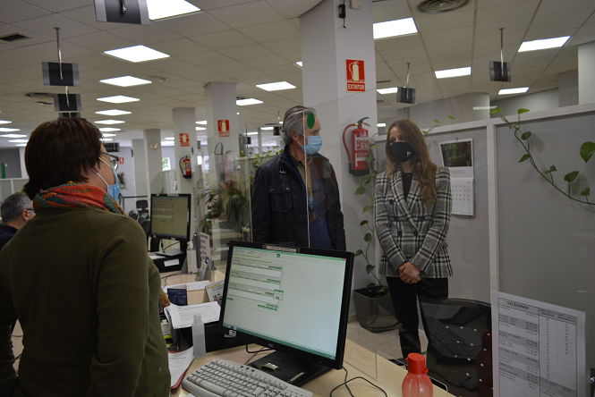 La delegada territorial de Empleo, Virginia Fernández, en su visita a la oficina SAE de Loja (JUNTA) 