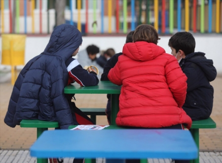 Varios niños juegan en el recreo durante el primer día de clase presencial tras la Navidad (ISABEL INFANTES - EUROPA PRESS)