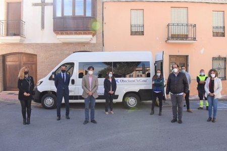 Equipo de gobierno con el vehículo adaptado (AYTO. CHURRIANA)
