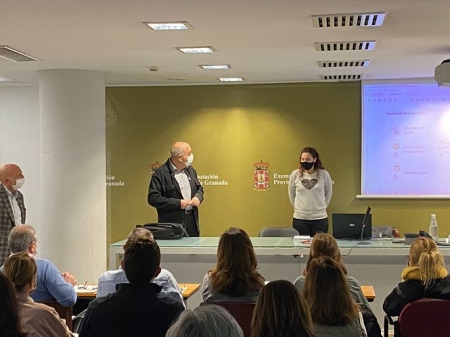 El diputado de asistencia a municipios, Juan Antonio Palomino, durante una reunión informativa con los técnicos de Asistencia a Municipios (DIPGRA)