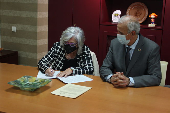 Imagen de la firma del convenio (JUNTA) 
