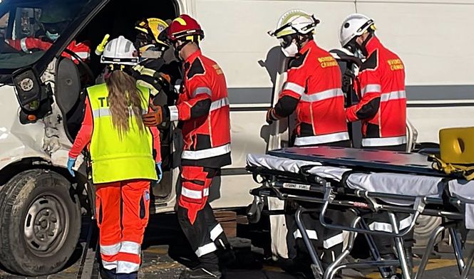 Bomberos de Granada y sanitarios durante una asistencia (JUNTA DE ANDALUCÍA) 