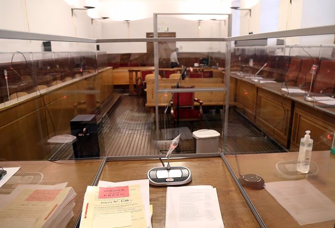 Imagen de la sala de la Audiencia de Granada con medidas de seguridad por la COVID-19 (POOL) 