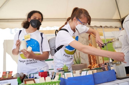 Dos Niñas realizan un experimento en el Parque de las CIencia (PARQUE DE LAS CIENCIAS) Dos Niñas realizan un experimento en el Parque de las CIencia (PARQUE DE LAS CIENCIAS)