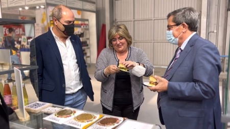 El presidente de la Diputación de Granada, José Entrena, y la diputada de Empleo y Desarrollo Sostenible, Ana Muñoz, asisten al Salón de Innnovación en Hostelería H&T de Málaga (DIPUTACIÓN)