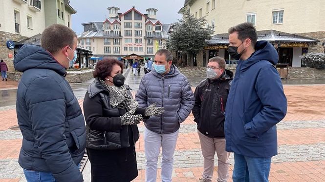 Visita del Grupo Parlamentario Socialista de Granada a Pradollano, en Sierra Nevada, en una imagen reciente (PSOE) 