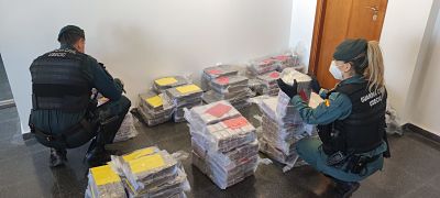 Agentes de la Guardia Civil con el hachís incautado (GUARDIA CIVIL)