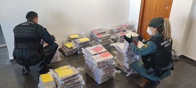 Agentes de la Guardia Civil con el hachís incautado (GUARDIA CIVIL)